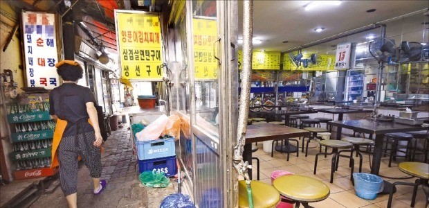 급격한 최저임금 인상 등의 충격이 영세 자영업자에게 집중되고 있지만 정부의 대책에서는 소외되고 있다. 2일 서울 종로 한 음식점 골목의 식당들이 초저녁인데도 손님들의 발길이 끊겨 텅 비어 있다.  /김범준 기자 bjk07@hankyung.com