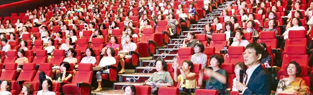 고준석 신한은행 부동산투자자문센터장이 지난 1일 신한은행 고객을 대상으로 부동산 강연을 하고 있다.
 