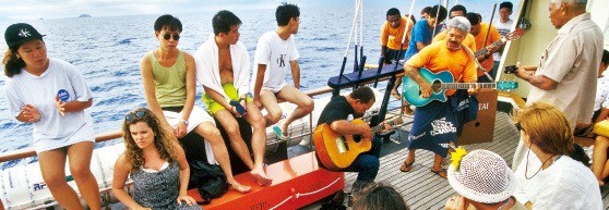 6 마나섬으로 가는 유람선상에서 관광객을 즐겁게 해주는 원주민들. 