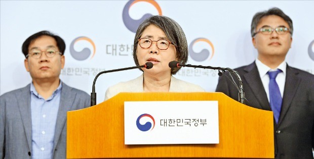 김영란 대입개편 공론화위원회 위원장이 3일 정부서울청사 별관에서 ‘2022학년도 대입제도 개편 공론화 결과’를 발표하고 있다.  /강은구 기자 egkang@hankyung.com