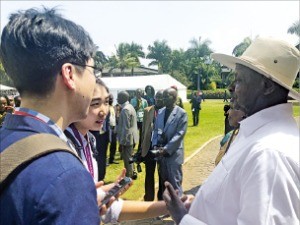 요웨리 무세베니 우간다 대통령(오른쪽)이 강경민 기자(왼쪽)의 질문에 답하고 있다.  
