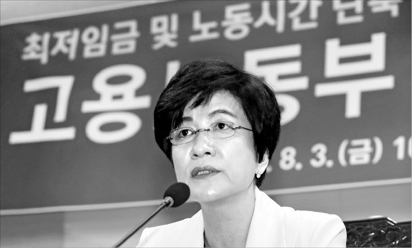 고용노동부가 내년 최저임금을 올해보다 10.9% 인상한 시간당 8350원으로 확정 고시한 3일 김영주 고용부 장관이 정부세종청사에서 열린 전국 기관장회의에서 발언하고 있다.  /연합뉴스