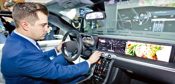 지난 1월 열린 세계 최대 전자쇼 ‘CES 2018’에서 삼성전자 모델이 차량용 ‘디지털 콕핏’을 시연하고 있다.  /삼성전자 제공 