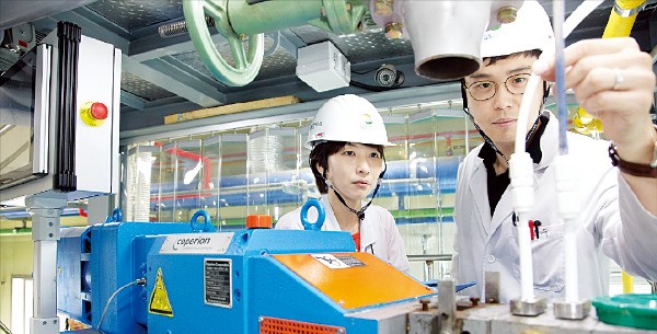 GS칼텍스 연구원들이 대전 중앙기술연구소에서 바이오부탄올을 연구하고 있다.  /GS 제공 