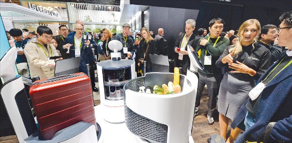 LG전자가 지난 1월 열린 세계 최대 전자쇼 ‘CES 2018’에서 서빙 로봇, 포터 로봇, 쇼핑카트 로봇 등 세 가지 새로운 로봇을 선보였다.  /LG전자 제공