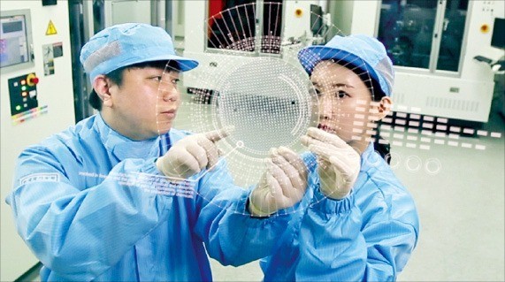 한국광기술원 연구원들이 실험실에서 고출력 박막 증착공정을 하고 있다.  /한국광기술원 제공
