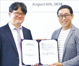 이재석 카페24 대표(왼쪽)와 기무라 도모오 시부야109 대표가 6일 ‘한·일 패션 브랜드의 수출 확대를 위한 업무협약’을 맺은 뒤 협약서를 들어보이고 있다.  /카페24 제공 