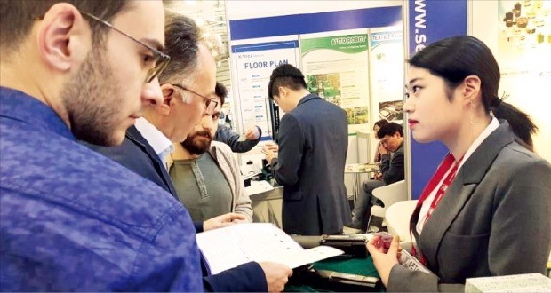 지난 3월 터키 이스탄불에서 열린 국제기계전에서 강채령 씨(오른쪽)가 중소기업을 도와 바이어와 상담하고 있다.  /계명대 GTEP 제공 