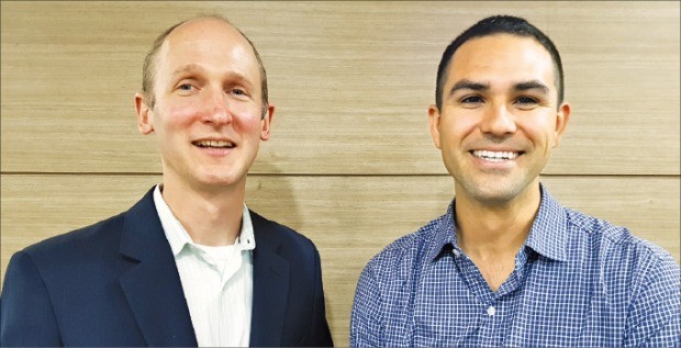 미국 스타트업 투사아의 앤드루 A 레이딘 대표(왼쪽)와 앤드루 M 레이딘 최고마케팅책임자가 인공지능(AI) 플랫폼 ‘두마’에 대해 설명하고 있다. 양병훈 기자

 