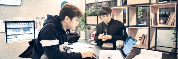 한국은 10여 년 전부터 사회적 기업을 육성하기 시작했다. 현대그린푸드가 운영을 돕고 있는 경북 칠곡의 ‘더3섹터카페’에서 청년 기업가들이 매뉴얼을 점검하고 있다. 경북사회적기업종합상사 제공