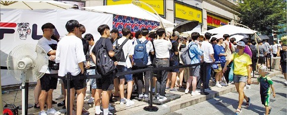 "휠라X우왁굳 특급 콜라보 못 놓쳐"… 폭염에도 700여명 '밤샘 노숙'