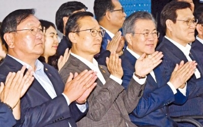 문재인 대통령 "신산업 규제 깨라"… 영국 車산업 발목잡은 '붉은 깃발법'까지 인용