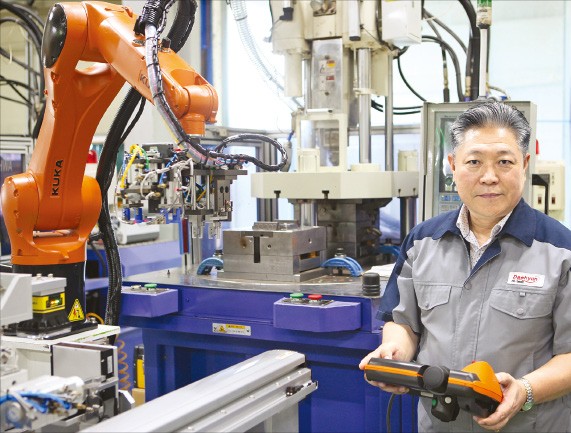 이병욱 대현하이텍 대표가 충북 충주 공장에서 자동차부품 로봇 설비를 작동하며 생산 과정을 설명하고 있다.  강태우 기자
 