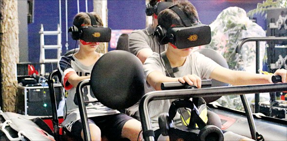 롯데백화점 건대스타시티점의 ‘몬스터 VR’에서 방문객이 롤러코스터를 체험하고 있다. 