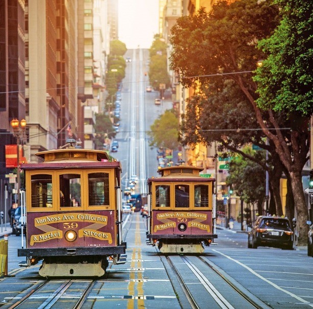  샌프란시스코의 유서 깊은 교통수단인 케이블카는 여행자에게도 색다른 경험과 즐거움을 선사한다.  