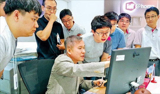 하현회 LG유플러스 부회장(앞줄 왼쪽 두 번째)이 9일 서울 강남직영점을 찾아 컴퓨터 모니터를 보며 직원들과 얘기하고 있다.  /LG유플러스 제공
 