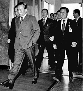 8·3 조치의 성공을 이끈 김용환 재무부 장관(오른쪽 두 번째)이 1977년 1월 재무부 시찰을 나온 박정희 대통령을 영접하고 있다.  /국가기록원 제공 