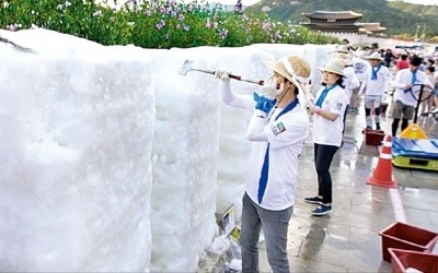 폭염 식힌 광화문 눈 조각전