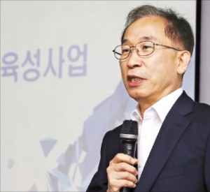 국양 삼성미래기술육성재단 이사장이 기초과학 및 소재 분야 연구개발을 위한 지원 계획을 발표하고 있다.  /김영우 기자 youngwoo@hankyung.com