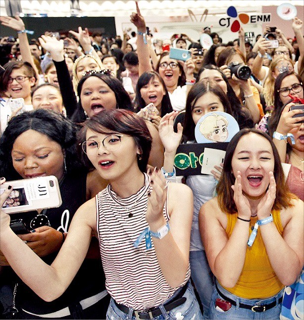 ‘케이콘(KCON) 2018 LA’를 찾은 관람객들이 K팝 스타를 직접 만날 수 있는 팬미팅 장소에 모여 환호하고 있다.  /CJ ENM 제공 