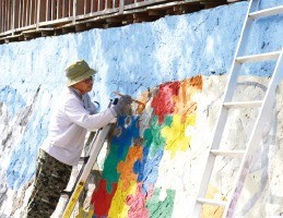 2016년 10월 열린 ‘제5회 통영 동피랑 벽화축제’ 참가자들이 벽화를 그리고 있는 모습.  /통영지속가능발전교육재단 제공 
