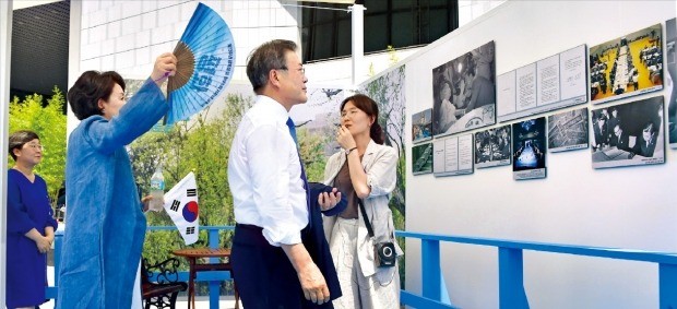 문재인 대통령이 서울 용산 국립중앙박물관에서 열린 제73주년 광복절 및 정부수립 70주년 경축식을 마친 뒤 국가기록특별전을 관람하고 있다. 부인 김정숙 여사가 문 대통령 뒤에서 부채를 부쳐주고 있다. 허문찬 기자 sweat@hankyung.com