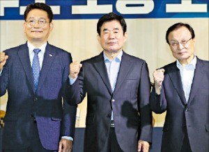 더불어민주당 송영길(왼쪽부터), 김진표, 이해찬 당대표 후보가 15일 당대표 후보 초청 노동정책 토론회에서 포즈를 취하고 있다.  /연합뉴스 