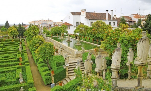 ① 역대 포르투갈 왕의 동상이 줄지어 서 있는 파수 에피스코팔 정원 연못가