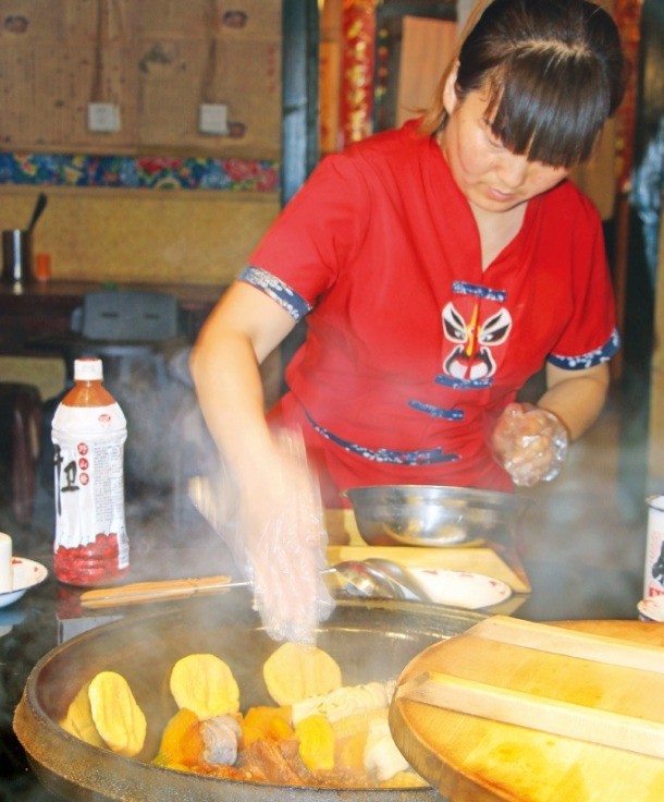 ③ 톄궈둔 안쪽에 옥수수빵을 붙여 함께 익힌다. 
 