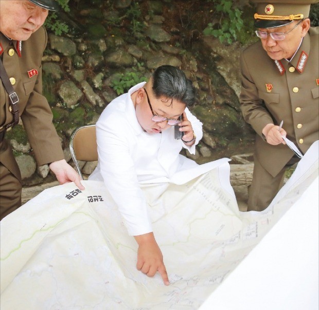 < 휴대폰 사용하는 김정은 > 조선중앙통신은 17일 김정은 북한 국무위원장이 평안남도 온천지구를 시찰하면서 전화통화를 하는 사진을 내보냈다. 김정은이 휴대폰을 사용하는 모습이 북한 매체를 통해 공개된 것은 이번이 처음이다.  /연합뉴스 