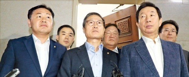 홍영표 더불어민주당(앞줄 가운데), 김성태 자유한국당(오른쪽), 김관영 바른미래당 원내대표(왼쪽)가 17일 국회에서 조찬 회동을 마친 뒤 규제프리존법 8월 임시국회 처리 등 합의 내용을 발표하고 있다.  /연합뉴스 