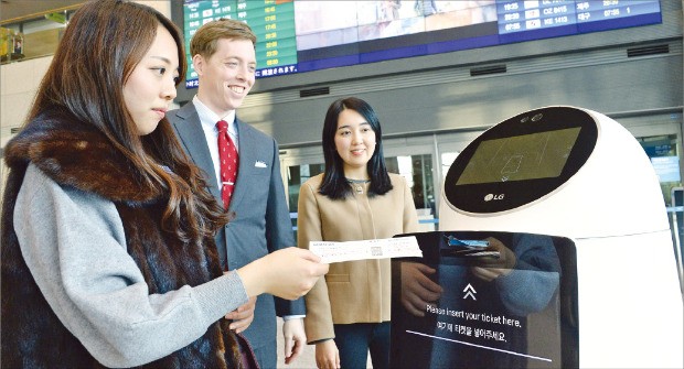 인천국제공항에 설치된 LG전자의 공항 안내 로봇이 고객들에게 항공 탑승 정보를 안내하고 있다.  /LG전자 제공 