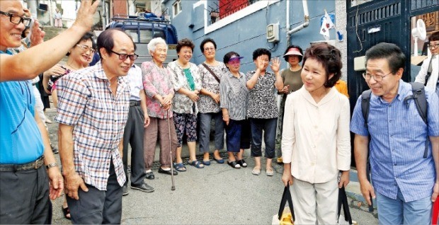 < 옥탑방살이 끝낸 박원순 시장 > 19일 서울 삼양동 ‘옥탑방 한 달 살이’를 마친 박원순 서울시장이 떠나기 전 주민들과 인사하고 있다.  /연합뉴스