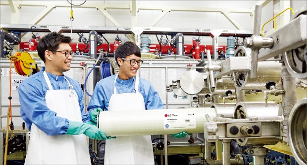 LG화학 충북 청주 RO필터 전용공장에서 직원들이 수처리 RO필터 제품의 성능을 테스트하고 있다.  /LG화학 제공
 