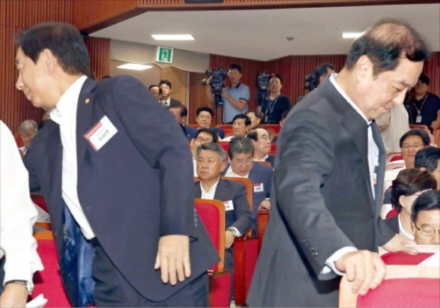 < 여유만만 한국당 > 김병준 자유한국당 혁신비상대책위원장(오른쪽)과 김성태 원내대표가 20일 과천시 공무원인재개발원에서 열린 2018 한국당 국회의원 연찬회에서 자리로 향하고 있다. /연합뉴스 