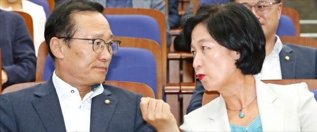 < 심각한 민주당 > 추미애 더불어민주당 대표(오른쪽)와 홍영표 원내대표가 20일 서울 여의도 국회에서 열린 의원총회에서 대화하고 있다.  /연합뉴스 