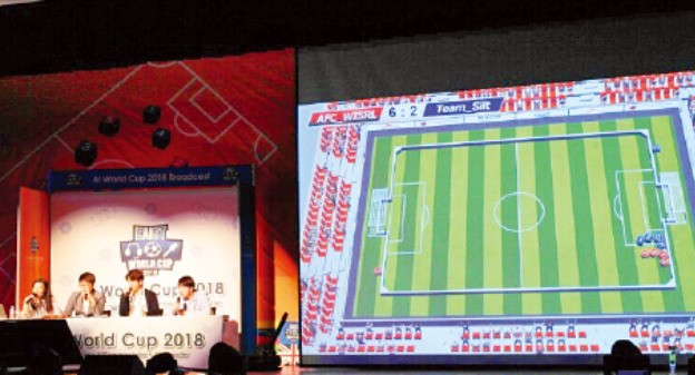 KAIST 대전 본원에서 22일 열린 ‘인공지능(AI) 월드컵 2018’ 결승전에서 중계진이 컴퓨터상의 경기 화면을 보며 해설하고 있다.  /윤희은  기자 