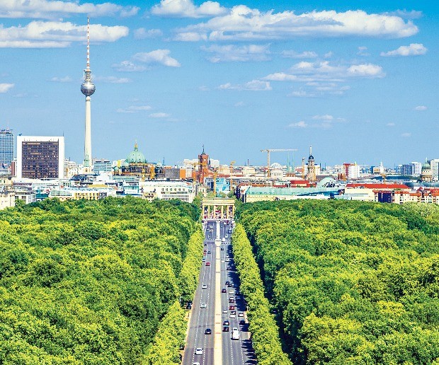  브란덴브르크 문으로 길게 뻗은 동베를린 시절 건설된 도로와 베를린 전경. 