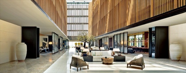 균형과 조화를 추구하는 디자인과 부드러운 색조에 초점을 맞춘 랄루 난징 호텔의 로비 