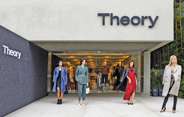 뉴욕 패션 브랜드 ‘띠어리(Theory)’는 지난 23일 서울 한남동에 플래그십스토어를 개장했다. 공연장·카페까지 갖춘 복합 문화공간 스타일로  젊은 층 공략에 나선다는 계획이다.  