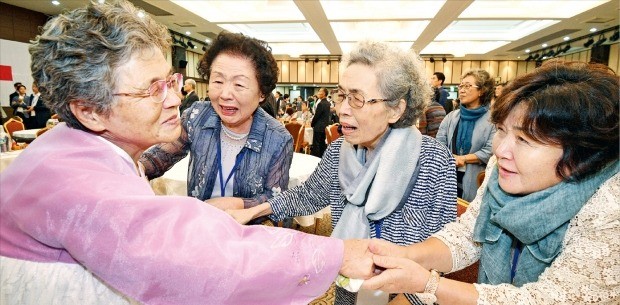 65년 만에 ‘혈육의 정’ 나누는 자매들