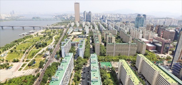 박원순 서울시장이 여의도·용산 일대 개발계획을 보류하겠다고 발표하면서 이 지역 부동산 시장이 술렁이고 있다. 최근 가격이 급등한 여의도 일대 아파트.  /한경DB