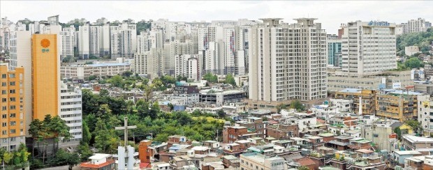< 투기지역으로 묶인 동작구 아파트 > 정부가 투기지역으로 신규 지정한 서울 동작구의 아파트 단지. 한국감정원에 따르면 올해 초부터 이달 셋째주까지 동작구 아파트 가격은 7.29% 올랐다.  /김범준 기자 bjk07@hankyung.com 