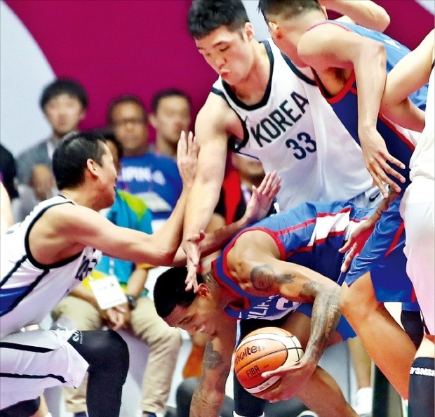 < NBA스타 막은 한국 농구 > 한국 남자농구대표팀 전준범(왼쪽)과 이승현이 27일 2018 자카르타·팔렘방 아시안게임 남자농구 8강전 필리핀과의 경기에서 4쿼터 필리핀의 NBA 출신 선수 조던 클락슨의 돌파를 가로막고 있다. /연합뉴스 