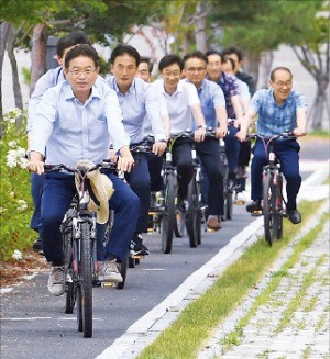 이철우 경북지사가 지난 22일 직원들과 자전거를 타고 식당으로 이동하고 있다.  /경상북도 제공 