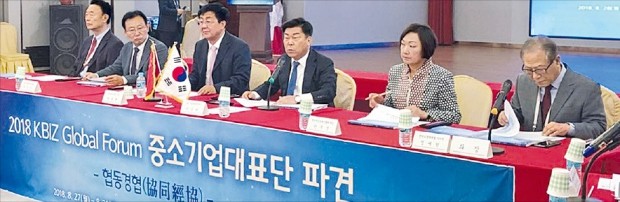 중소기업중앙회가 28일 중국 지린성 옌볜에서 옌지시정부와 공동으로 ‘동북아 공동번영과 중소기업의 기회’를 주제로 한 ‘2018 KBIZ 글로벌 포럼’을 열었다. 오른쪽부터 정세현 전 통일부 장관, 한무경 한국여성경제인협회장, 박성택 중기중앙회장, 채규룡 옌지시장, 서상무 중기중앙회 부회장, 정명화 중기중앙회 부회장.   /중소기업중앙회 제공 