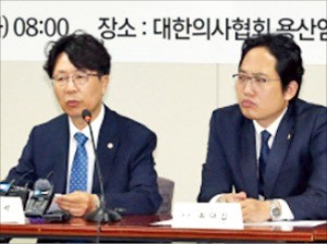 김동석 산부인과의사회 회장(왼쪽)이 28일 인공임신중절 수술 전면 거부를 선언했다. /연합뉴스 