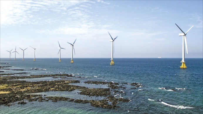 남동발전이 2016년 국내 최초로 건립한 산업용 해상풍력단지인 ‘제주 탐라해상풍력단지’가 해풍을 받아 전력을 생산하고 있다. 남동발전 제공