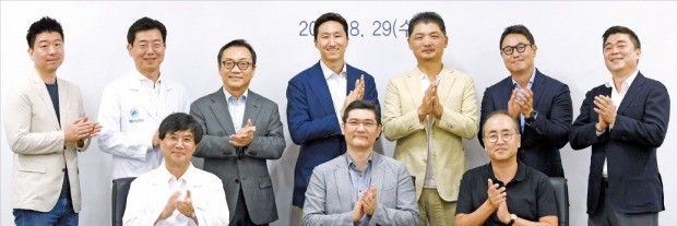 정기선 현대중공업지주 경영지원실장(뒷줄 왼쪽 네 번째)과 김범수 카카오 의장(다섯 번째), 이상도 서울아산병원장(세 번째)이 29일 서울 풍납동 서울아산병원에서 ‘의료 빅데이터 사업 합작투자계약 체결식’을 마친 뒤 기념촬영하고 있다.  /현대중공업지주 제공 