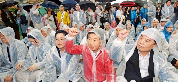 < 소상공인 집회 참여한 김병준 > 김병준 자유한국당 비상대책위원장(앞줄 오른쪽 첫 번째)과 김성태 원내대표(두 번째), 김용태 사무총장(세 번째)이 29일 서울 광화문광장에서 소상공인생존권운동연대 주최로 열린 ‘최저임금제도개선 촉구 국민대회’에 참가해 구호를 외치고 있다.  /김범준 기자 bjk07@hankyung.com 